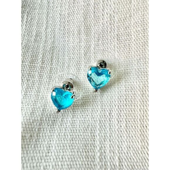 Light blue heart stud earrings - Picture 3 of 3